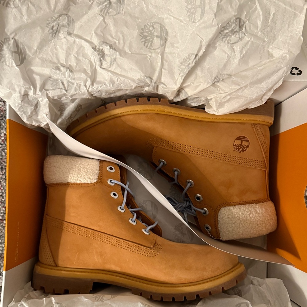 NWT — in box — 2023 Timberland Wmns 6 Inch Premium Boot 'Wheat Blue Fur Collar' - Picture 7 of 7